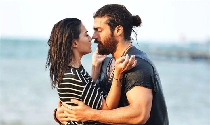 Can Yaman kafaları karıştırdı!
