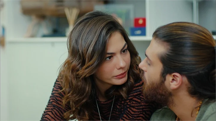 Can Yaman kafaları karıştırdı!