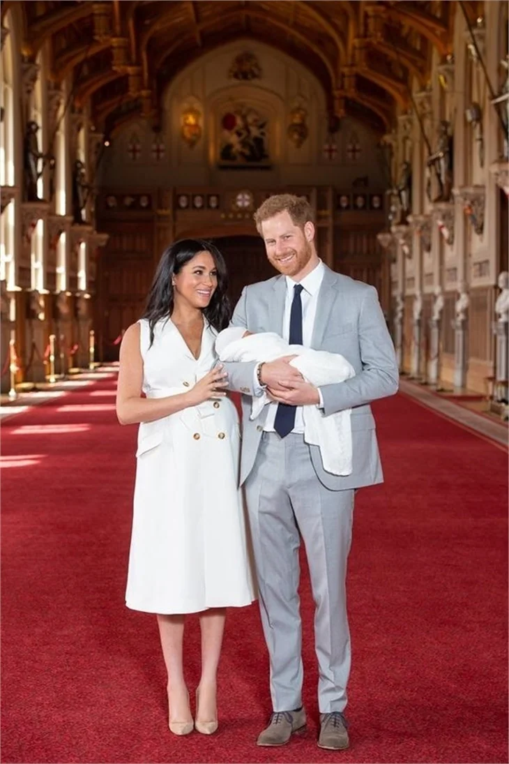 Prens Harry ile Meghan Markle'dan bebekleriyle ilk poz!