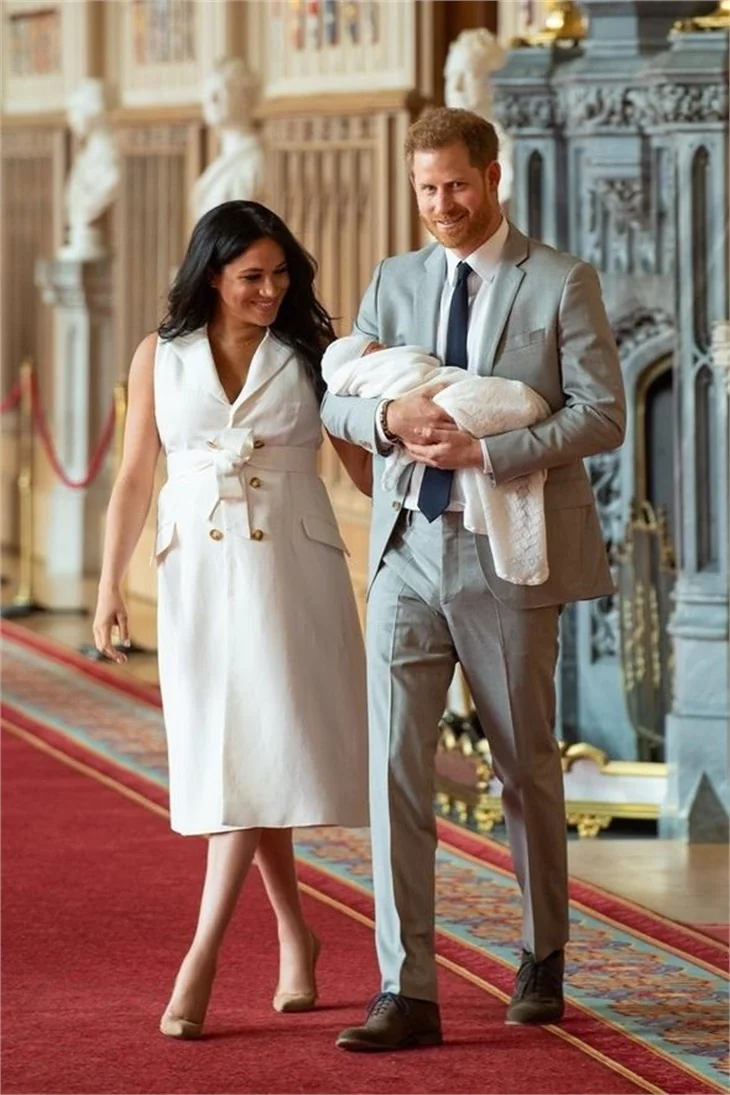 Prens Harry ile Meghan Markle'dan bebekleriyle ilk poz!
