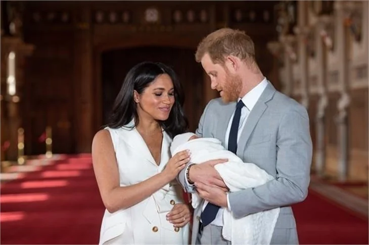 Prens Harry ile Meghan Markle'dan bebekleriyle ilk poz!
