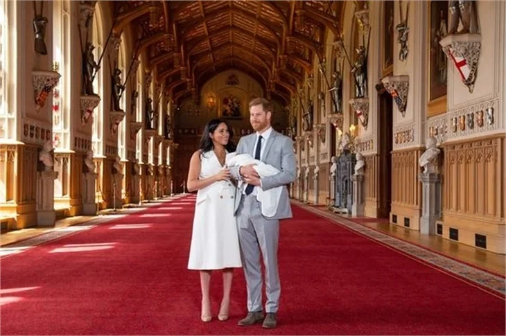 Prens Harry ile Meghan Markle'dan bebekleriyle ilk poz!