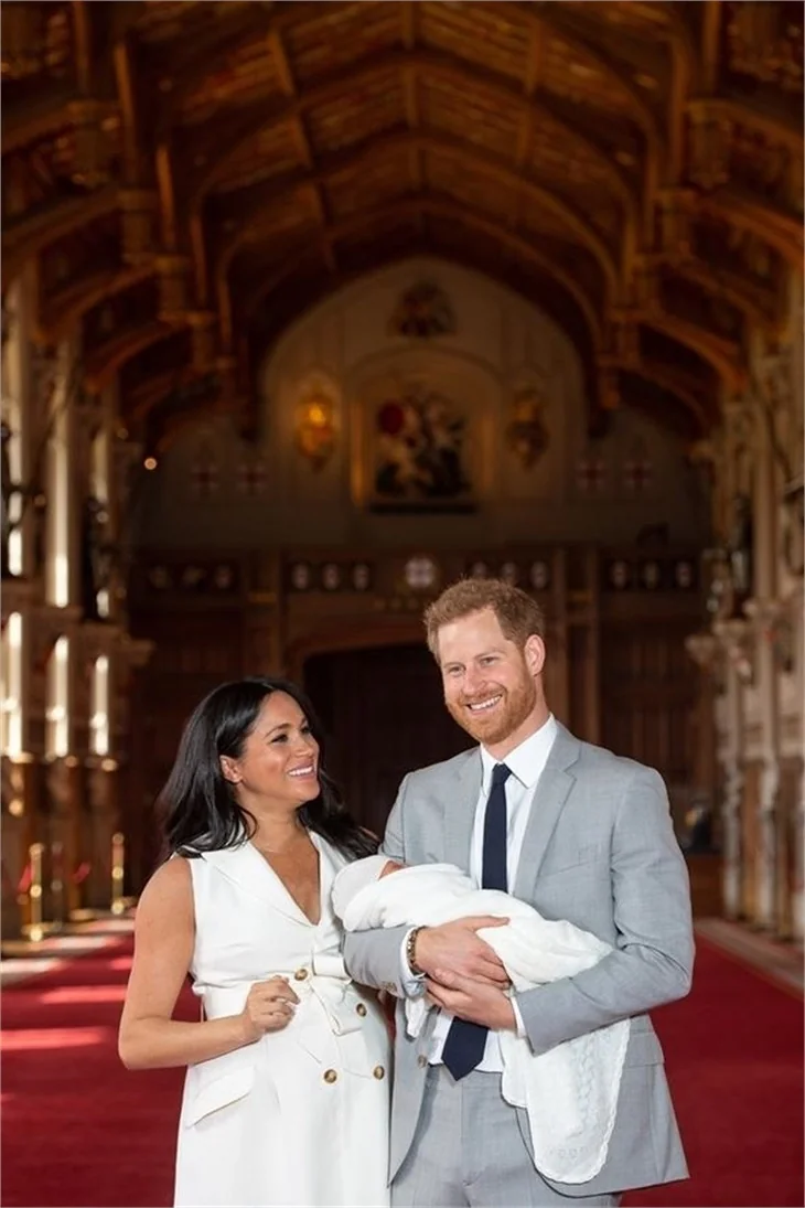 Prens Harry ile Meghan Markle'dan bebekleriyle ilk poz!