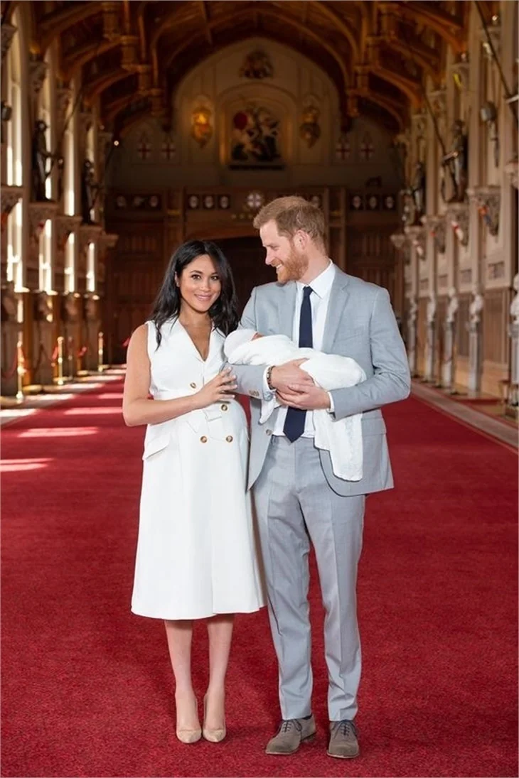 Prens Harry ile Meghan Markle'dan bebekleriyle ilk poz!