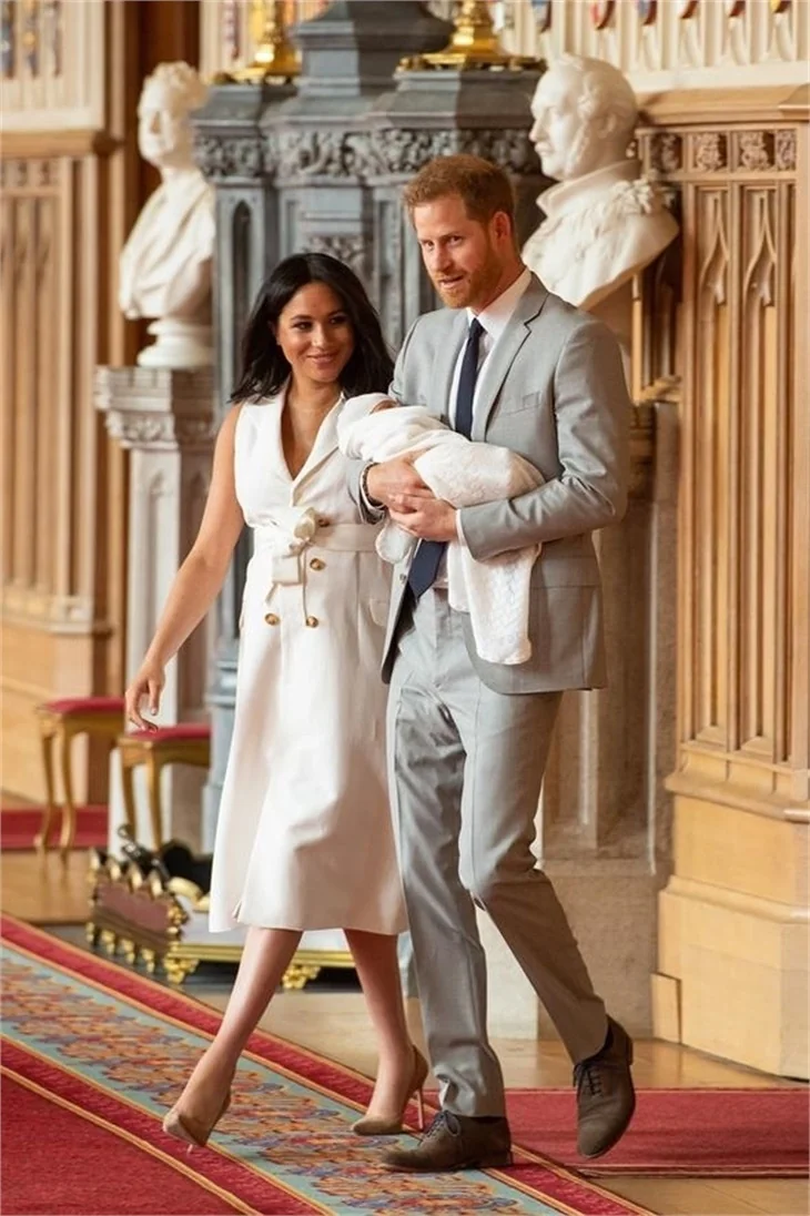 Prens Harry ile Meghan Markle'dan bebekleriyle ilk poz!