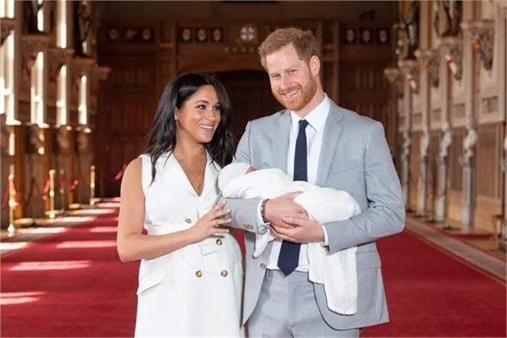 Prens Harry ile Meghan Markle'dan bebekleriyle ilk poz!