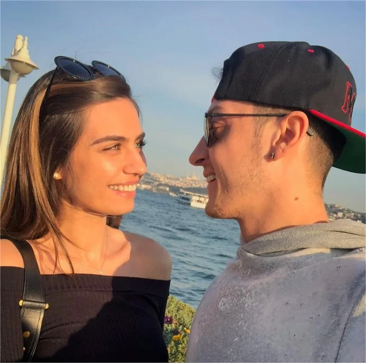 Mesut Özil'den Amine Gülşe'ye 1 milyon TL'lik düğün hediyesi!
