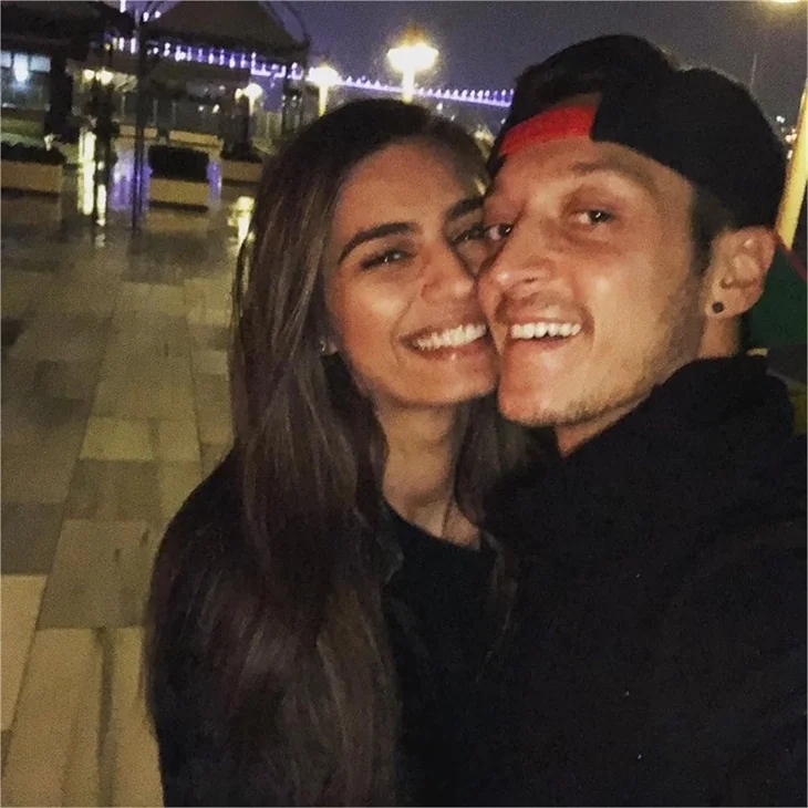 Mesut Özil'den Amine Gülşe'ye 1 milyon TL'lik düğün hediyesi!