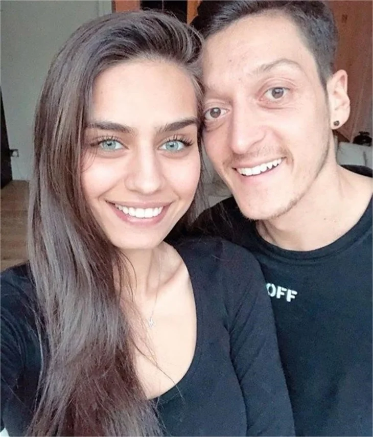 Mesut Özil'den Amine Gülşe'ye 1 milyon TL'lik düğün hediyesi!