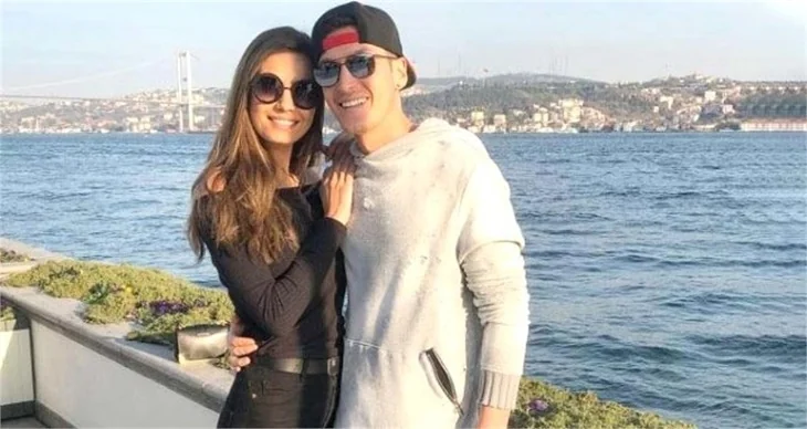 Mesut Özil'den Amine Gülşe'ye 1 milyon TL'lik düğün hediyesi!