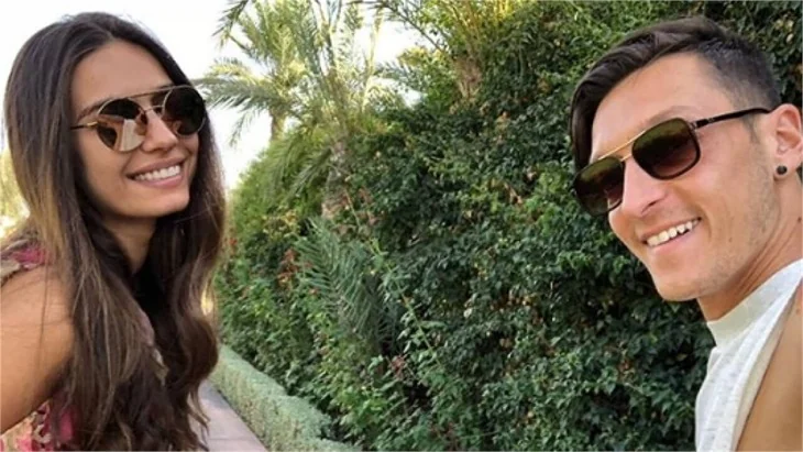 Mesut Özil'den Amine Gülşe'ye 1 milyon TL'lik düğün hediyesi!