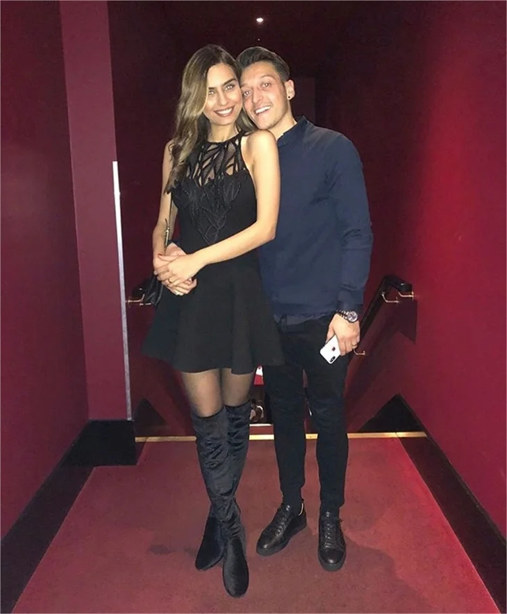 Mesut Özil'den Amine Gülşe'ye 1 milyon TL'lik düğün hediyesi!
