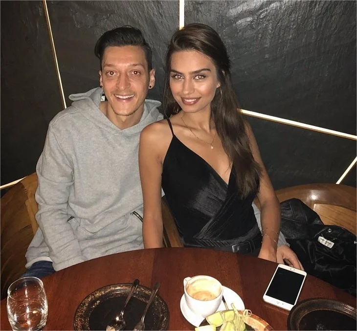 Mesut Özil'den Amine Gülşe'ye 1 milyon TL'lik düğün hediyesi!