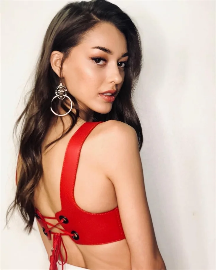 Dilan Çiçek Deniz, Cannes’ı büyüledi!