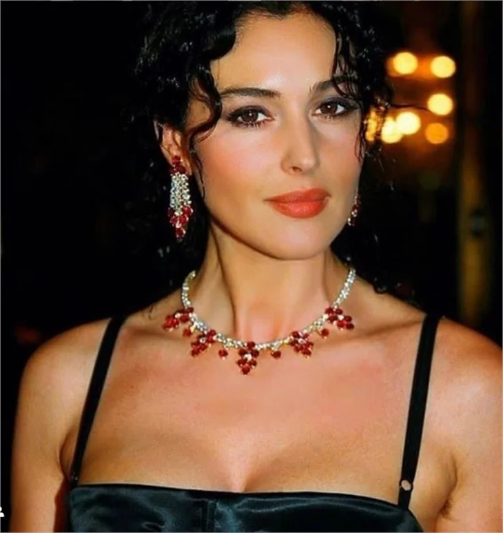 Monica Bellucci gençlere taş çıkarıyor!