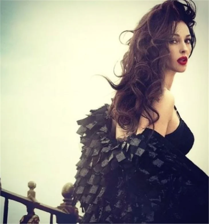 Monica Bellucci gençlere taş çıkarıyor!