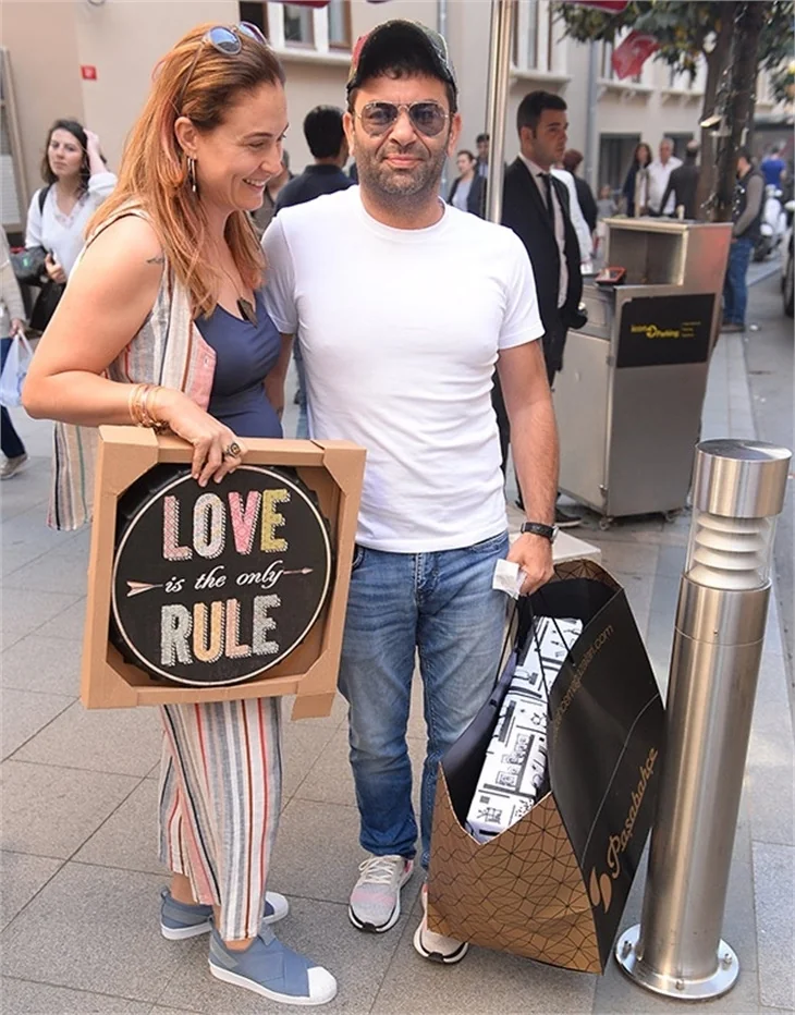 Ceyda Düvenci, eşi Bülent Şakrak'ı öpücüklere boğdu!