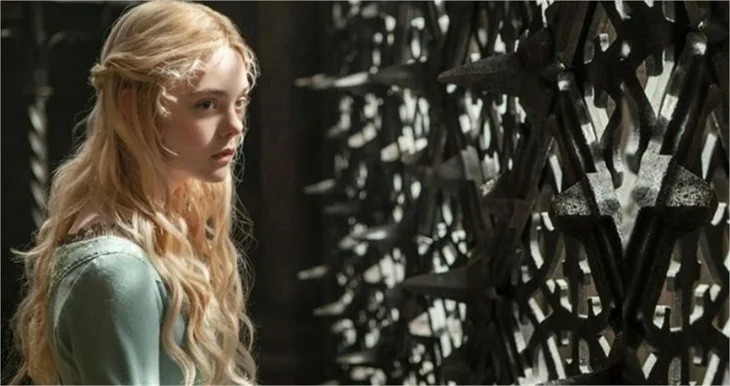 Ünlü oyuncu Elle Fanning, giydiği kıyafetin darlığı yüzünden bayıldı!