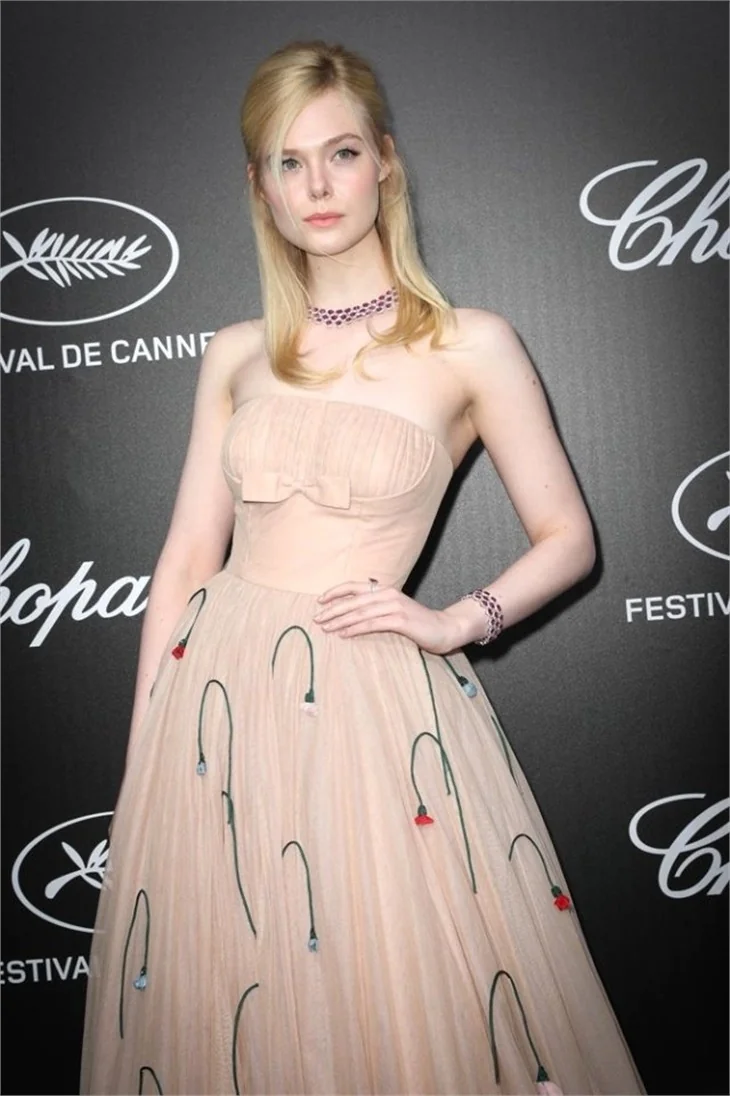 Ünlü oyuncu Elle Fanning, giydiği kıyafetin darlığı yüzünden bayıldı!