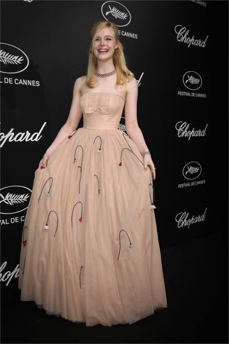 Ünlü oyuncu Elle Fanning, giydiği kıyafetin darlığı yüzünden bayıldı!