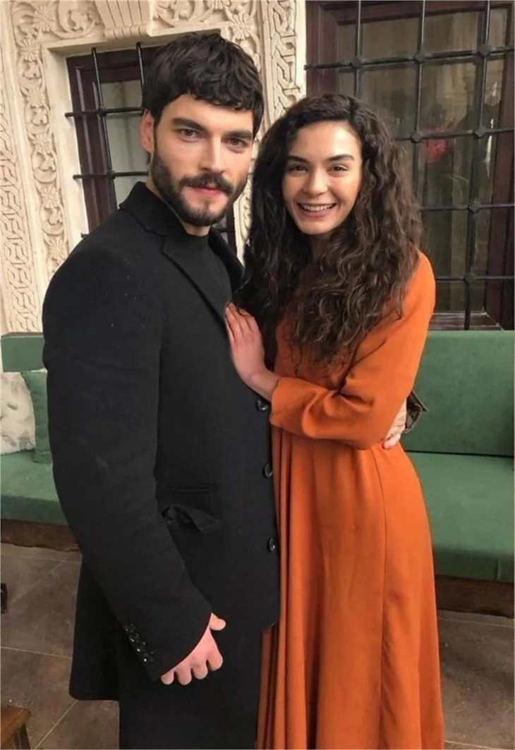 Akın Akınözü ve Ebru Şahin, sette 6 saat mahsur kaldı!
