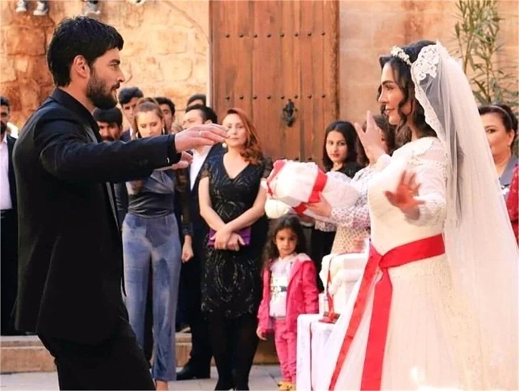 Akın Akınözü ve Ebru Şahin, sette 6 saat mahsur kaldı!