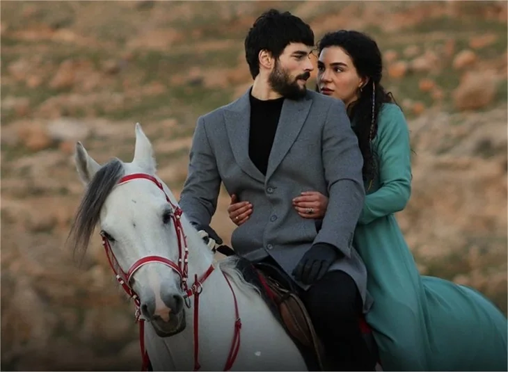 Akın Akınözü ve Ebru Şahin, sette 6 saat mahsur kaldı!