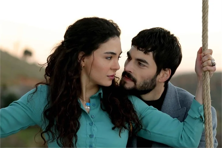 Akın Akınözü ve Ebru Şahin, sette 6 saat mahsur kaldı!