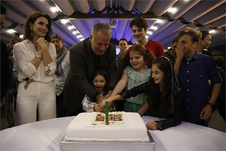 'Bir Aile Hikayesi'nden sezon finali kutlaması!