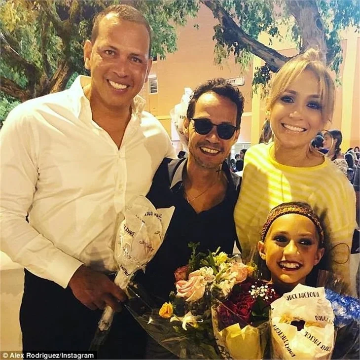 Jennifer Lopez, oğlunun gösterisine nişanlısı ve eski eşiyle birlikte katıldı!