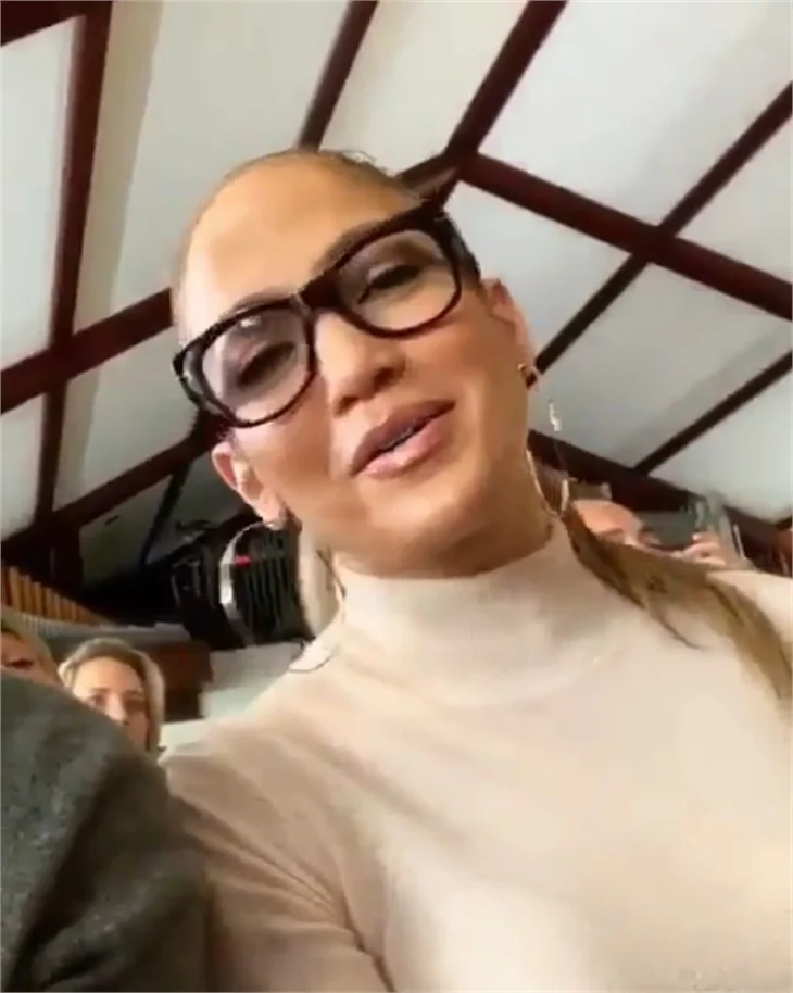 Jennifer Lopez, oğlunun gösterisine nişanlısı ve eski eşiyle birlikte katıldı!