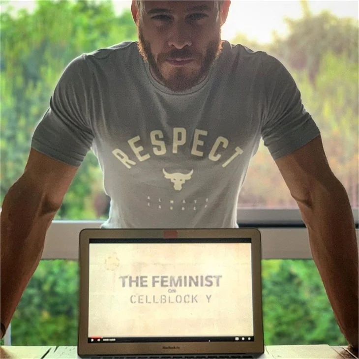 Kerem Bürsin, Serenay Sarıkaya'ya gönderme mi yapıyor?