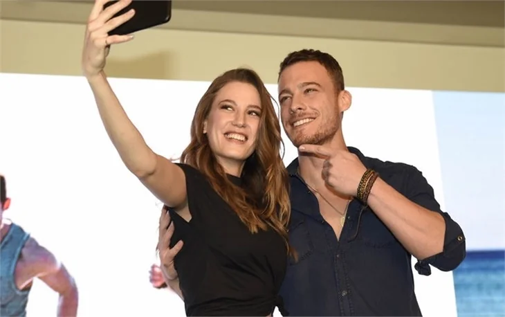 Kerem Bürsin, Serenay Sarıkaya'ya gönderme mi yapıyor?