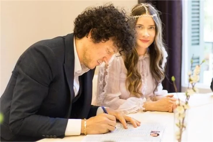 Müge Boz ve Caner Erdeniz nikahından ilk kareler!