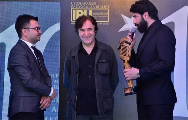 Oyuncu Tolga Yüce'ye Ödülünü Hollywood Yönetmeni verdi!