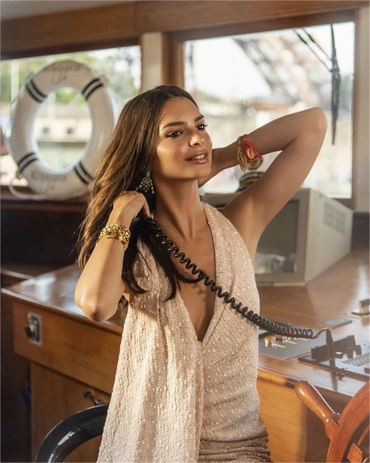 Emily Ratajkowski büyüledi!