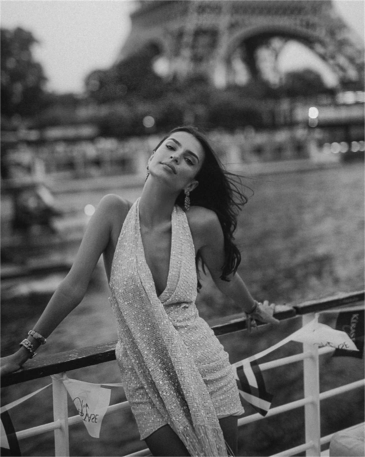 Emily Ratajkowski büyüledi!
