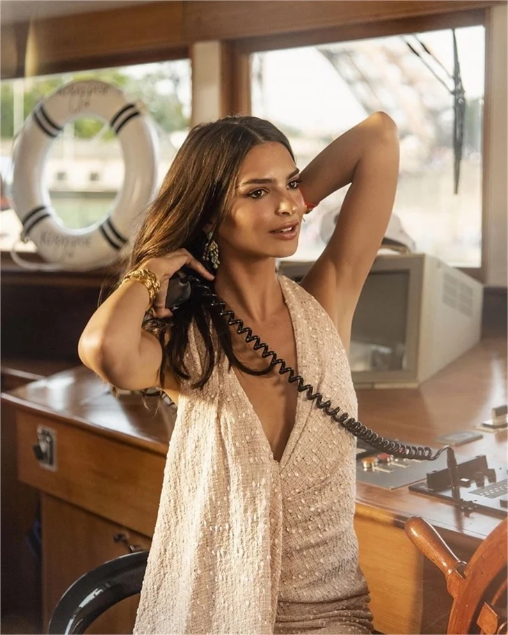 Emily Ratajkowski büyüledi!