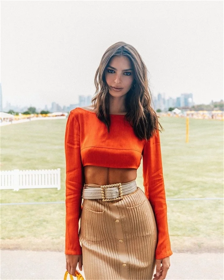 Emily Ratajkowski büyüledi!