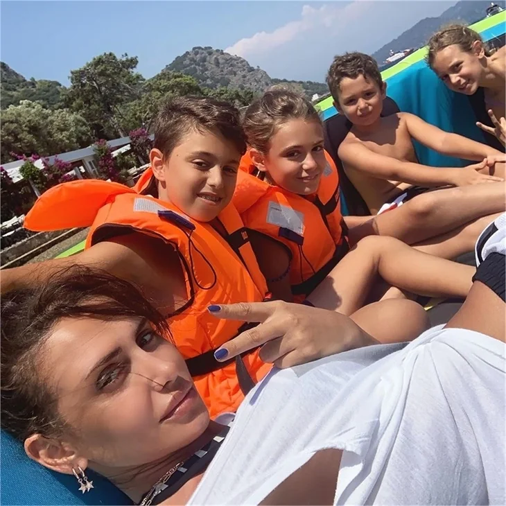 Mustafa Sandal ile Emina Jahovic oğullarıyla tatilde!