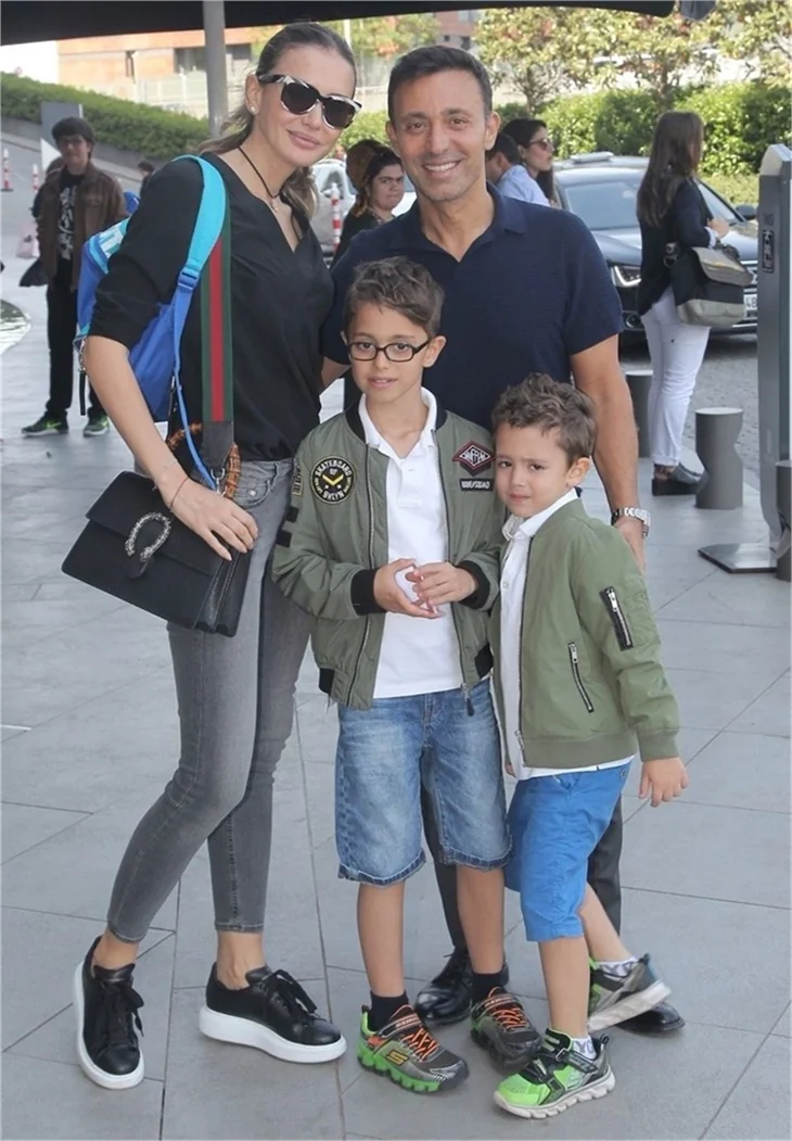 Mustafa Sandal ile Emina Jahovic oğullarıyla tatilde!