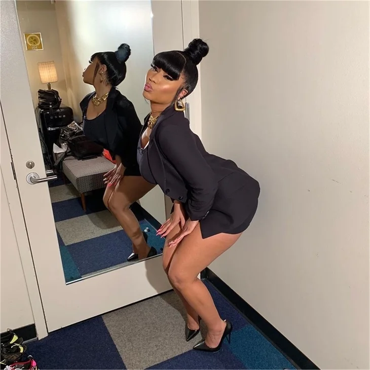 Nicki Minaj çarşafa girdi!