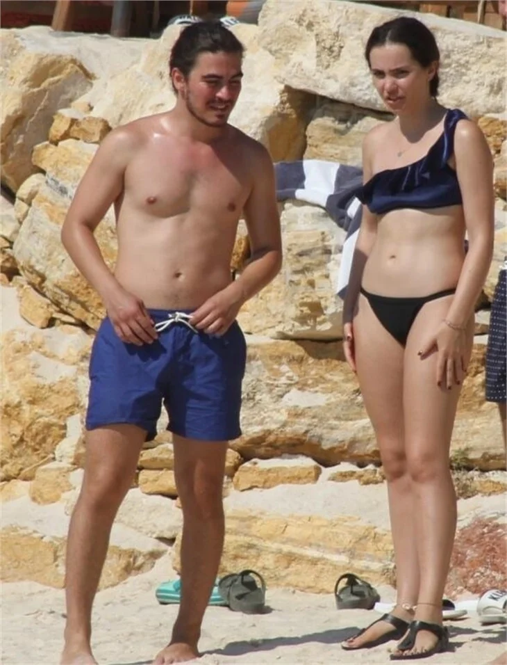 Almila Ada, Çeşme'de objektiflere yakalandı!