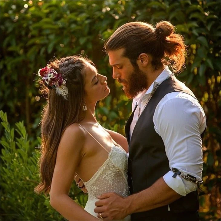 Demet Özdemir'den Can Yaman'a: "Seninle göz göze..."