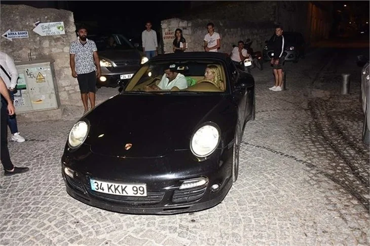Kenan İmirzalıoğlu ile Sinem Kobal el ele tatilde!