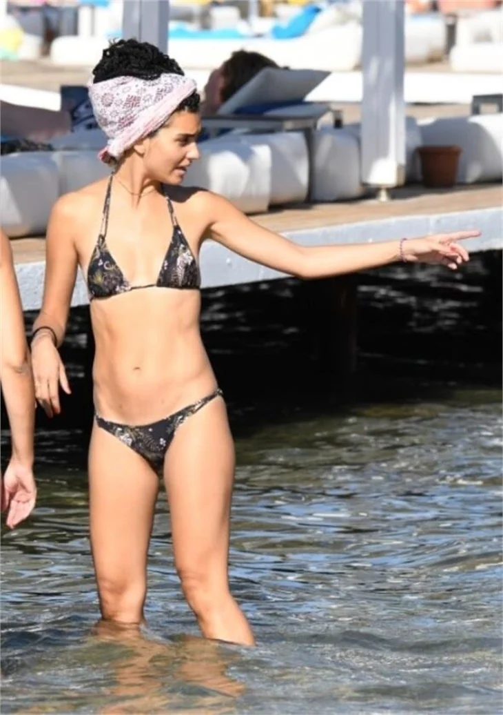Tuba Büyüküstün plaja indi!
