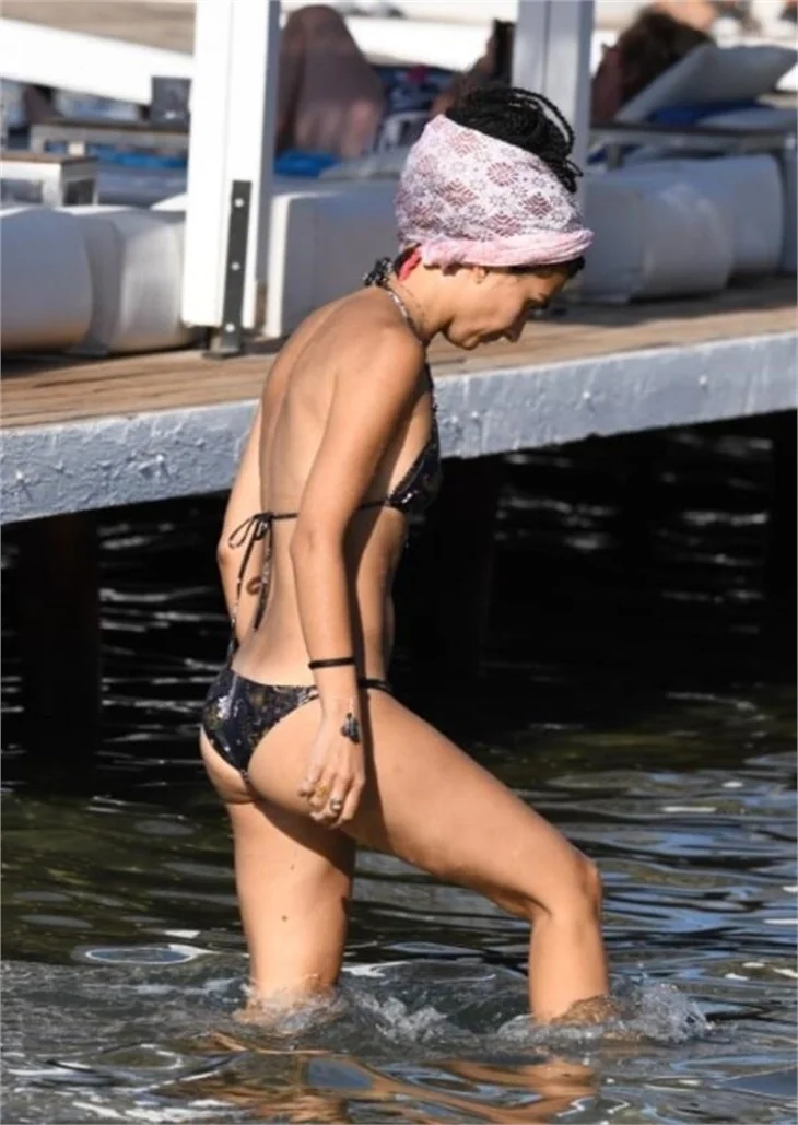 Tuba Büyüküstün plaja indi!