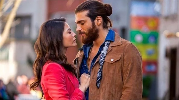 Demet Özdemir ve Can Yaman takipçilerini kızdırdı!