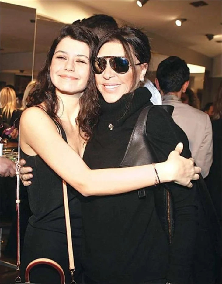 Beren Saat ve Nebahat Çehre’den duygulandıran mesajlaşma...