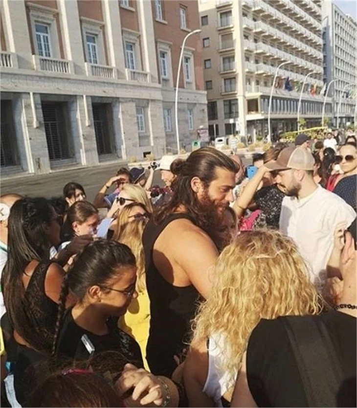 İtalya'da Can Yaman izdihamı!
